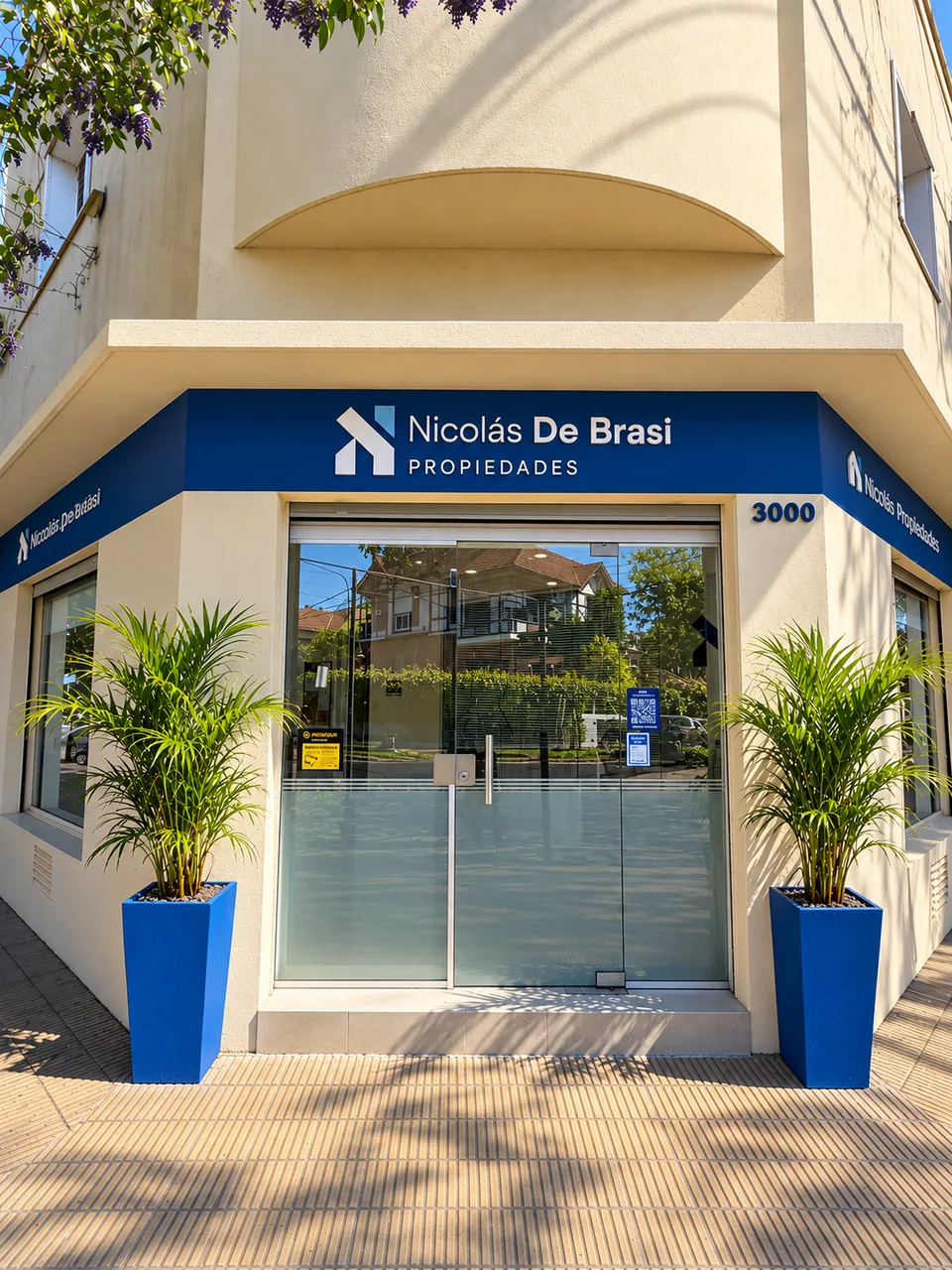 Fachada de la oficina de NDB Propiedades en la esquina de Rioja 3000, Olivos