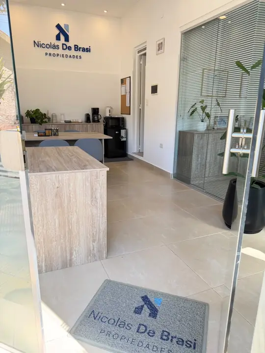Ingreso a la oficina desde la recepción