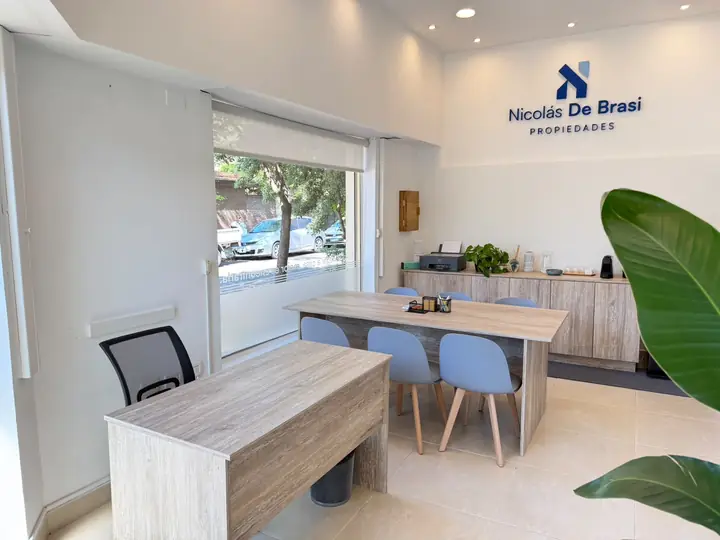 Ambiente principal con escritorio y mesa de reuniones