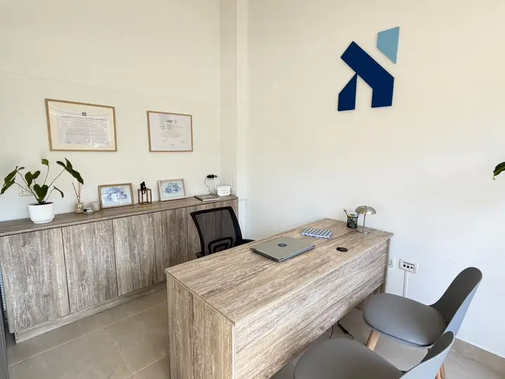 Escritorio de atención con el logo de NDB Propiedades