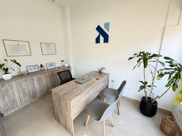 Escritorio con diplomas y matrícula profesional