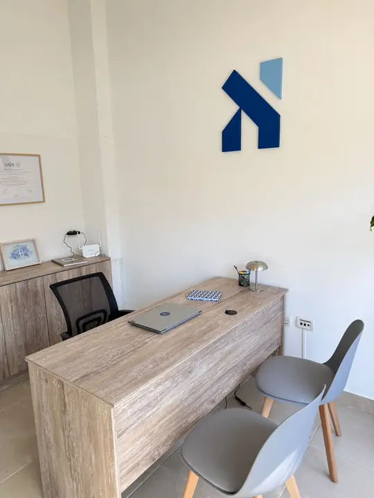 Escritorio frente al logo de NDB