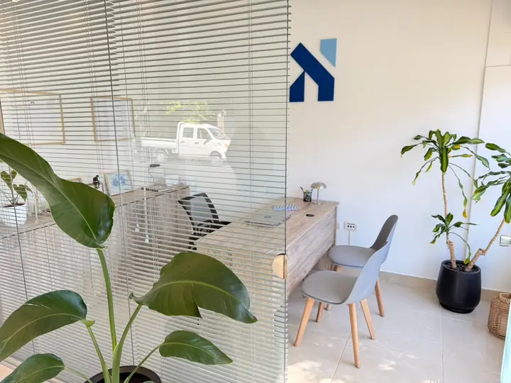 Escritorio junto a la ventana con plantas